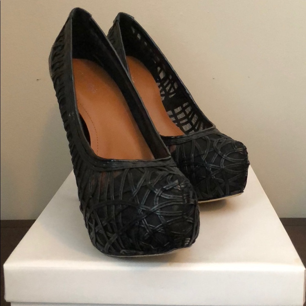 Calvin Klein Elizabeth Nappa pat leather pump